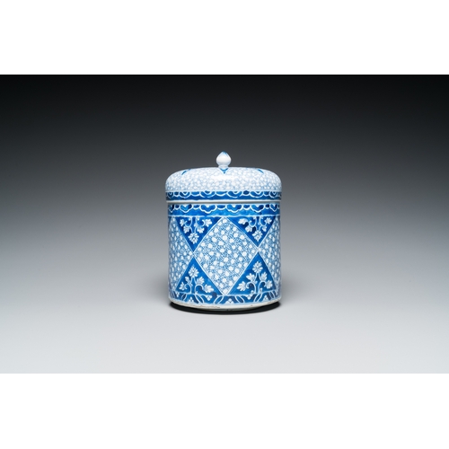 671 - A Chinese blue and white covered jar, KangxiH.: 18,5 cm - Dia.: 14 cm