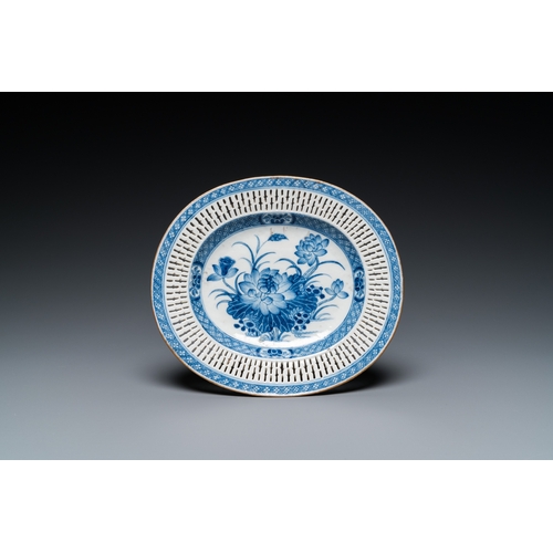 674 - A Chinese blue and white pierced basket on stand, QianlongDim.: 20 x 17,5 cm (the stand) L.: 18,5 cm... 