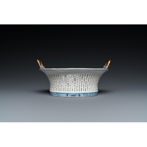 674 - A Chinese blue and white pierced basket on stand, QianlongDim.: 20 x 17,5 cm (the stand) L.: 18,5 cm... 