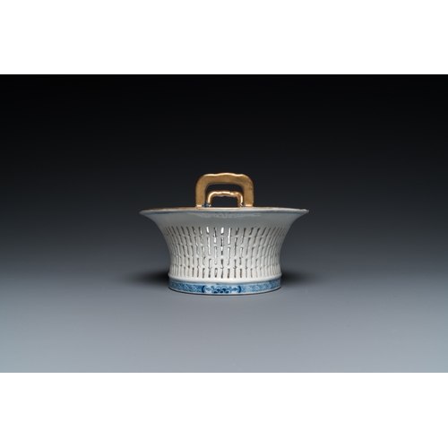 674 - A Chinese blue and white pierced basket on stand, QianlongDim.: 20 x 17,5 cm (the stand) L.: 18,5 cm... 