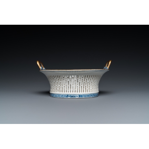 674 - A Chinese blue and white pierced basket on stand, QianlongDim.: 20 x 17,5 cm (the stand) L.: 18,5 cm... 