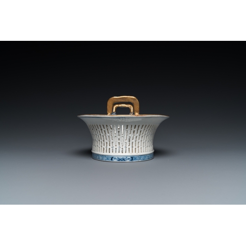 674 - A Chinese blue and white pierced basket on stand, QianlongDim.: 20 x 17,5 cm (the stand) L.: 18,5 cm... 