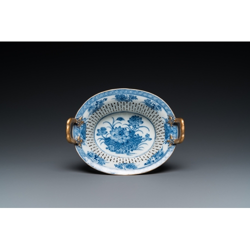 674 - A Chinese blue and white pierced basket on stand, QianlongDim.: 20 x 17,5 cm (the stand) L.: 18,5 cm... 