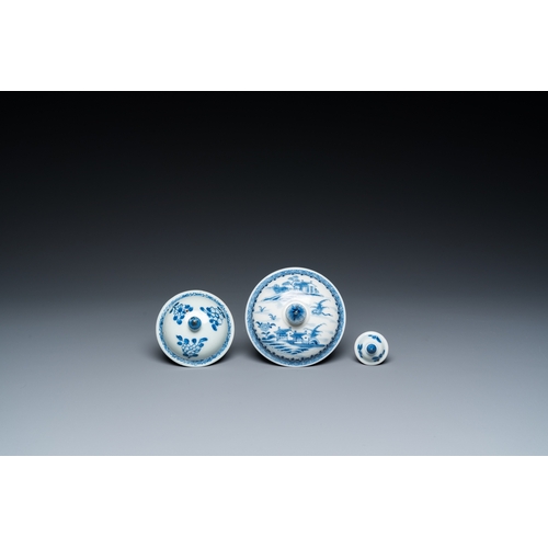 675 - Six Chinese blue and white porcelain wares, QianlongDia.: 27 cm (the warming)L.: 26 cm - H.: 12,5 cm... 