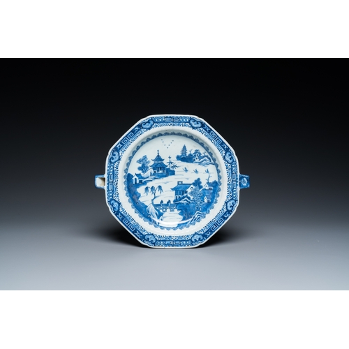 675 - Six Chinese blue and white porcelain wares, QianlongDia.: 27 cm (the warming)L.: 26 cm - H.: 12,5 cm... 