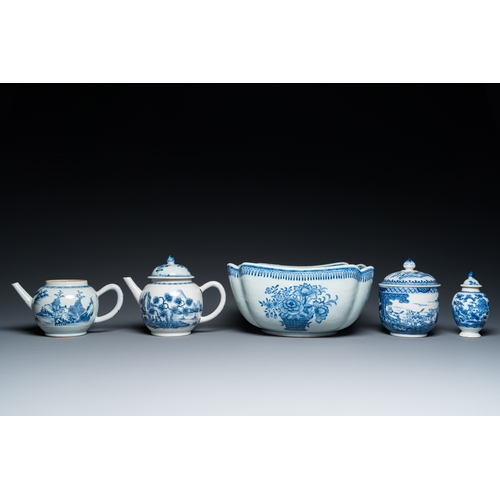 675 - Six Chinese blue and white porcelain wares, QianlongDia.: 27 cm (the warming)L.: 26 cm - H.: 12,5 cm... 