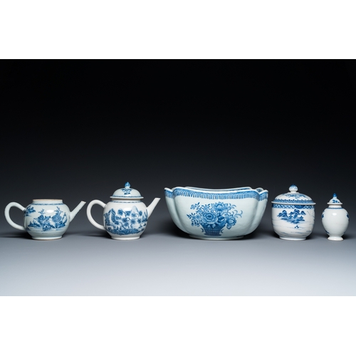 675 - Six Chinese blue and white porcelain wares, QianlongDia.: 27 cm (the warming)L.: 26 cm - H.: 12,5 cm... 