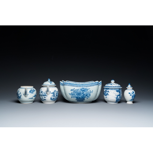 675 - Six Chinese blue and white porcelain wares, QianlongDia.: 27 cm (the warming)L.: 26 cm - H.: 12,5 cm... 