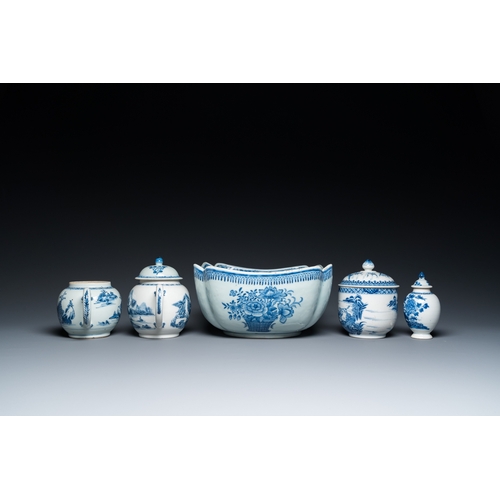 675 - Six Chinese blue and white porcelain wares, QianlongDia.: 27 cm (the warming)L.: 26 cm - H.: 12,5 cm... 