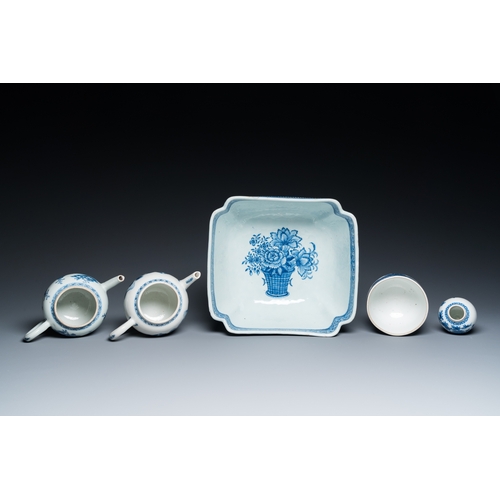 675 - Six Chinese blue and white porcelain wares, QianlongDia.: 27 cm (the warming)L.: 26 cm - H.: 12,5 cm... 