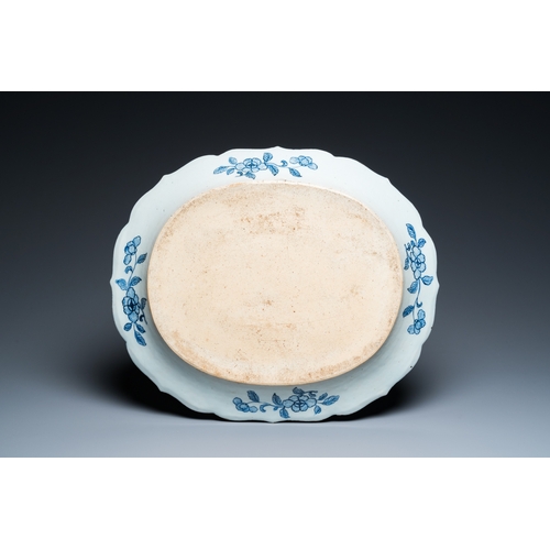 676 - A large Chinese blue and white 'Xi Xiang Ji' dish, QianlongL.: 43,5 cm