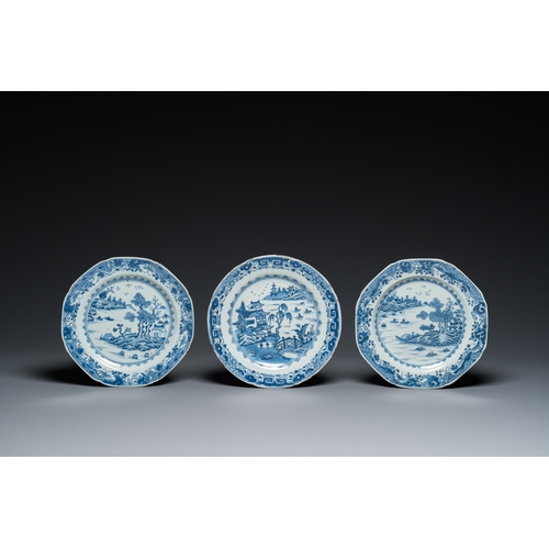 679 - Nine Chinese blue and white dishes, QianlongL.: 41 cm (the largest octagonal dish)Dia.: 28,5 cm (the... 