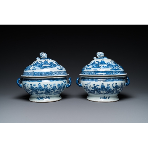 681 - A pair of Chinese blue and white covered tureens with ladies in a garden, QianlongL.: 25,5 cm - H.: ... 