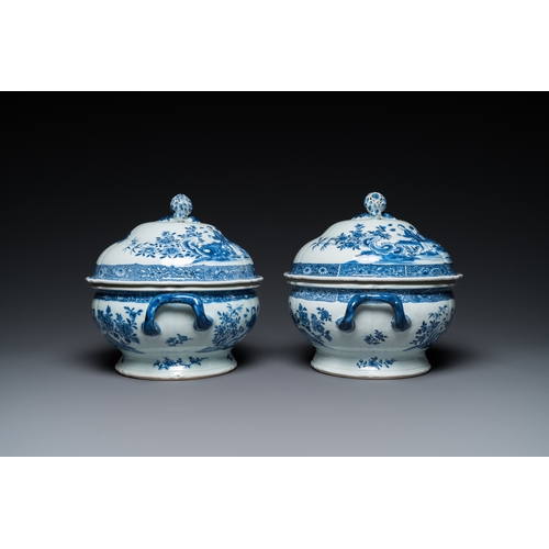 681 - A pair of Chinese blue and white covered tureens with ladies in a garden, QianlongL.: 25,5 cm - H.: ... 