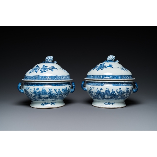 681 - A pair of Chinese blue and white covered tureens with ladies in a garden, QianlongL.: 25,5 cm - H.: ... 