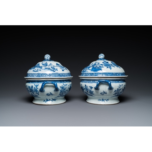 681 - A pair of Chinese blue and white covered tureens with ladies in a garden, QianlongL.: 25,5 cm - H.: ... 