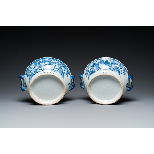 681 - A pair of Chinese blue and white covered tureens with ladies in a garden, QianlongL.: 25,5 cm - H.: ... 