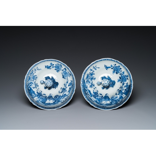 681 - A pair of Chinese blue and white covered tureens with ladies in a garden, QianlongL.: 25,5 cm - H.: ... 