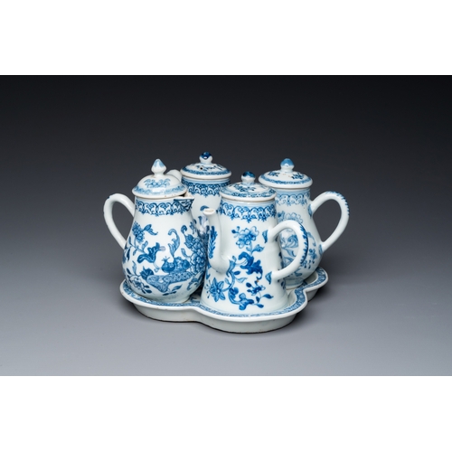 682 - A rare Chinese blue and white set of two jugs and two casters on stand, QianlongDim.: ca. 18,5 x 18,... 