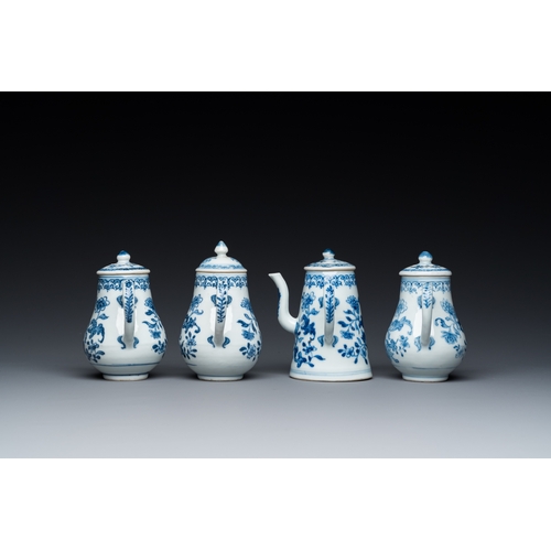 682 - A rare Chinese blue and white set of two jugs and two casters on stand, QianlongDim.: ca. 18,5 x 18,... 