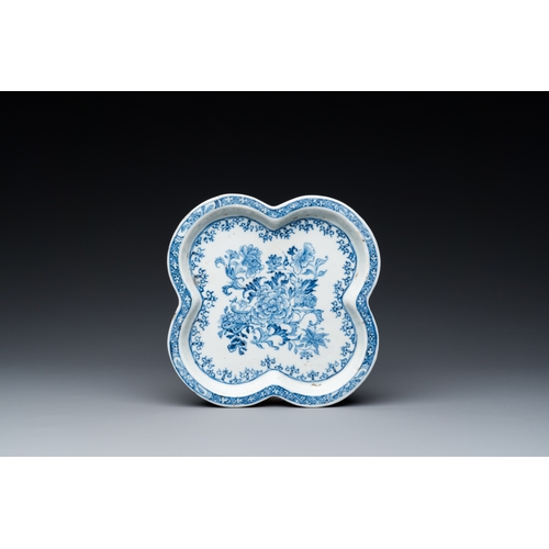 682 - A rare Chinese blue and white set of two jugs and two casters on stand, QianlongDim.: ca. 18,5 x 18,... 