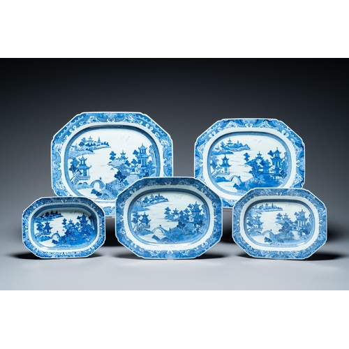 686 - A Chinese blue and white 53-piece service, QianlongL.: 33,5 cm - H.: 21,5 cm (the largest tureen and... 