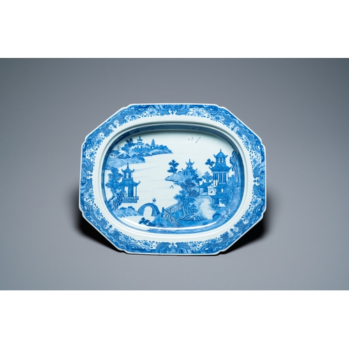 686 - A Chinese blue and white 53-piece service, QianlongL.: 33,5 cm - H.: 21,5 cm (the largest tureen and... 