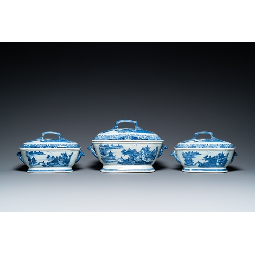 686 - A Chinese blue and white 53-piece service, QianlongL.: 33,5 cm - H.: 21,5 cm (the largest tureen and... 