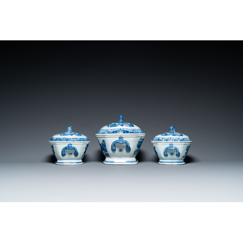 686 - A Chinese blue and white 53-piece service, QianlongL.: 33,5 cm - H.: 21,5 cm (the largest tureen and... 