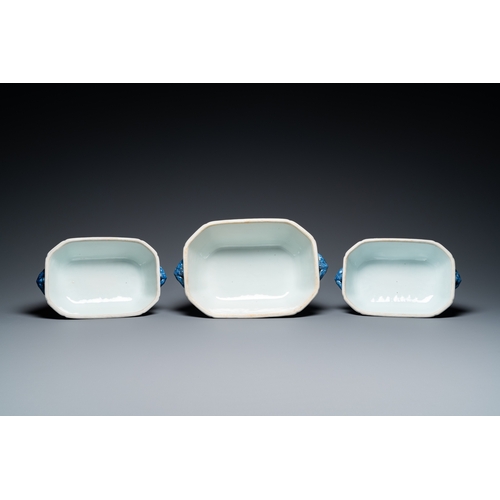 686 - A Chinese blue and white 53-piece service, QianlongL.: 33,5 cm - H.: 21,5 cm (the largest tureen and... 