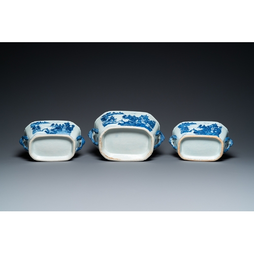 686 - A Chinese blue and white 53-piece service, QianlongL.: 33,5 cm - H.: 21,5 cm (the largest tureen and... 