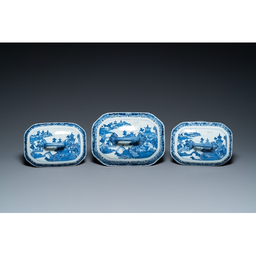 686 - A Chinese blue and white 53-piece service, QianlongL.: 33,5 cm - H.: 21,5 cm (the largest tureen and... 