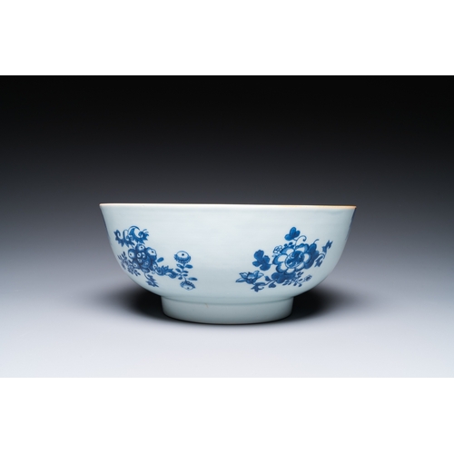 687 - A varied collection of Chinese porcelain, Kangxi/QianlongDia.: 26,5 cm - H.: 11 cm (the bowl)H.: 13,... 