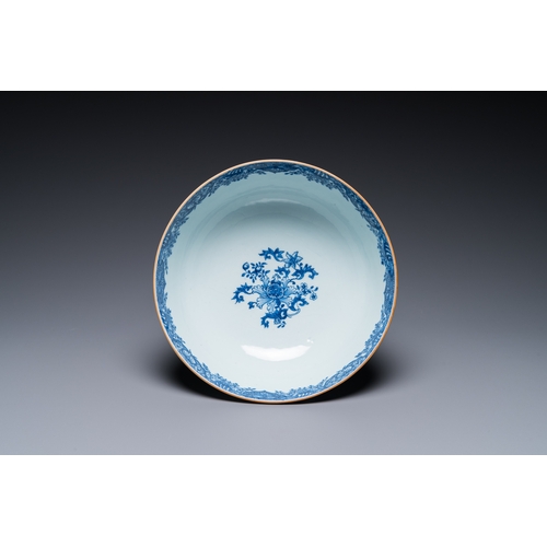 687 - A varied collection of Chinese porcelain, Kangxi/QianlongDia.: 26,5 cm - H.: 11 cm (the bowl)H.: 13,... 