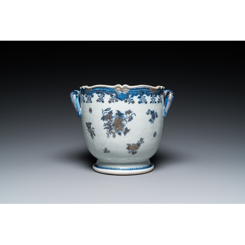 691 - A Chinese blue and white gilt-decorated wine cooler, QianlongL.: 24,5 cm - H.: 20 cm