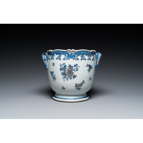 691 - A Chinese blue and white gilt-decorated wine cooler, QianlongL.: 24,5 cm - H.: 20 cm