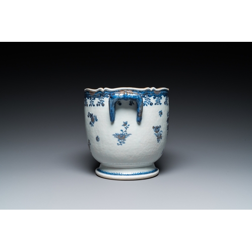 691 - A Chinese blue and white gilt-decorated wine cooler, QianlongL.: 24,5 cm - H.: 20 cm