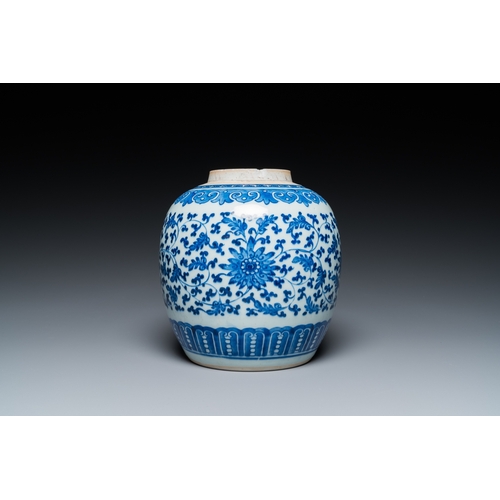 692 - A Chinese blue and white 'lotus scroll' jar, QianlongH.: 21 cm (incl. cover) H.: 19,5 cm (the jar)... 