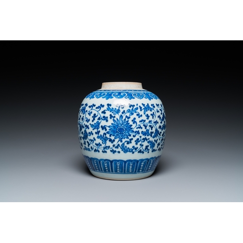 692 - A Chinese blue and white 'lotus scroll' jar, QianlongH.: 21 cm (incl. cover) H.: 19,5 cm (the jar)... 