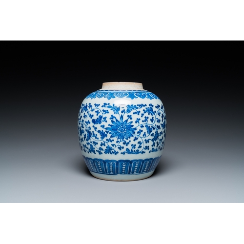 692 - A Chinese blue and white 'lotus scroll' jar, QianlongH.: 21 cm (incl. cover) H.: 19,5 cm (the jar)... 