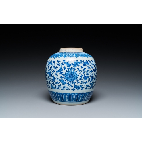 692 - A Chinese blue and white 'lotus scroll' jar, QianlongH.: 21 cm (incl. cover) H.: 19,5 cm (the jar)... 