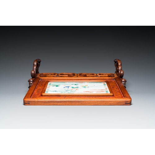 693 - A Chinese famille verte plaque set in a partly huanghuali wooden table screen, KangxiH.: 43 cm - L.:... 