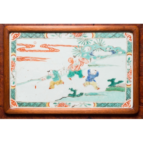 693 - A Chinese famille verte plaque set in a partly huanghuali wooden table screen, KangxiH.: 43 cm - L.:... 