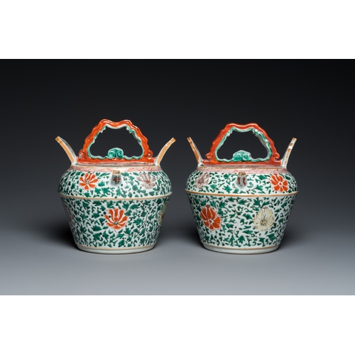 694 - A pair of Chinese famille verte lime pots and covers, KangxiH.: 21,5 cm - Dia.: 19,5 cm
 
 Provenanc... 