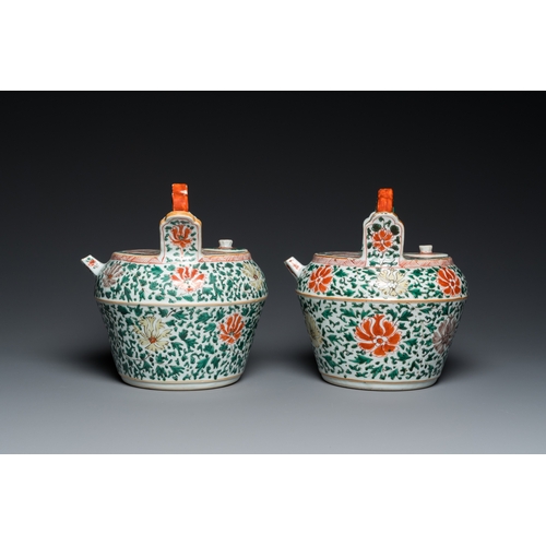 694 - A pair of Chinese famille verte lime pots and covers, KangxiH.: 21,5 cm - Dia.: 19,5 cm
 
 Provenanc... 