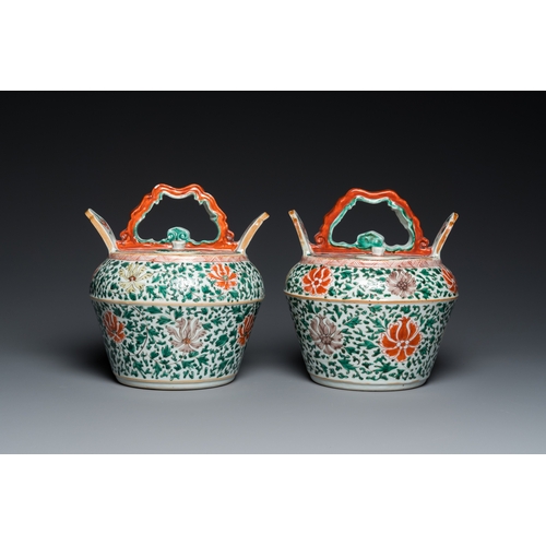 694 - A pair of Chinese famille verte lime pots and covers, KangxiH.: 21,5 cm - Dia.: 19,5 cm
 
 Provenanc... 