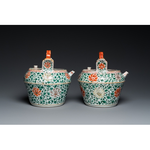 694 - A pair of Chinese famille verte lime pots and covers, KangxiH.: 21,5 cm - Dia.: 19,5 cm
 
 Provenanc... 