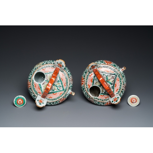 694 - A pair of Chinese famille verte lime pots and covers, KangxiH.: 21,5 cm - Dia.: 19,5 cm
 
 Provenanc... 