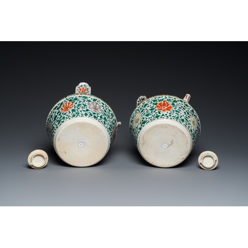 694 - A pair of Chinese famille verte lime pots and covers, KangxiH.: 21,5 cm - Dia.: 19,5 cm
 
 Provenanc... 