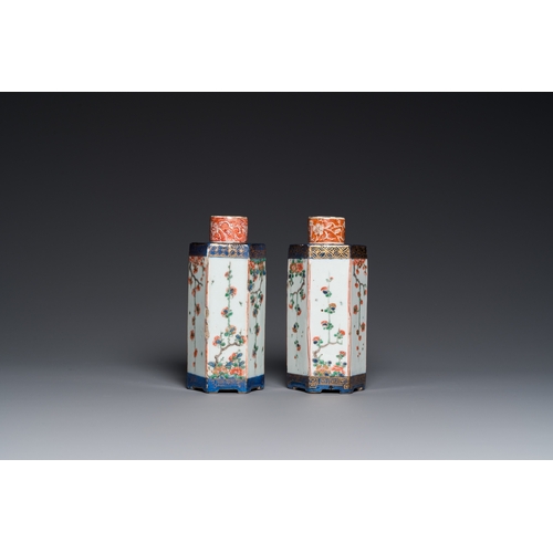 695 - A pair of Chinese hexagonal famille verte tea caddies, KangxiH.: 17,5 cm